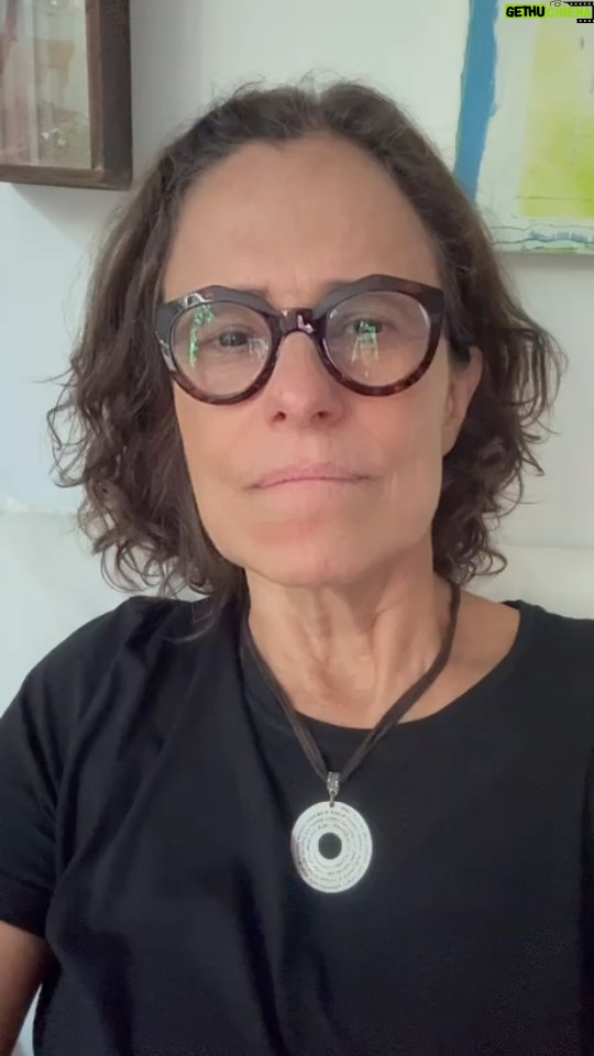 Zélia Duncan - 19.4K Likes - #zd #ZoionoZoio - Eu tenho tantos assuntos pra dividir, tenho feito tantas coisas. Mixagem de disco novo, os livros que estou lendo, os textos que encontrei, os filmes que me tocaram, os shows, as peças, os encontros, mas o cotidiano brasileiro não deixa a gente em paz. Quando não é racismo, é feminicídio, quando não é feminicídio, é homofobia ou corrupção. E não podemos deixar de nos indignar. Manifeste-se, não use as redes só pra ver seu tempo escorrendo pelo ralo.