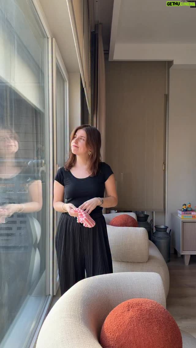 Zeynep Özkaya - 22.7K Likes - Hayallerimi süsleyen o robotu sonunda aldım: ECOVACS WINBOT W2 PRO OMNI🫠🩵 Cam temizliği artık zahmet değil, konfor resmen!! Tek tuşla çalışıyor, camı baştan sona kendi temizliyor; sen de o sırada gününe kaldığın yerden devam ediyorsun. Yeni favorim belli gördüğünüz gibi🫧 @ecovacs_turkiye 

#ECOVACSTürkiye #WINBOTW2PROOMNI #RahatınaBak #ZahmetsizTemizlik #işbirliği