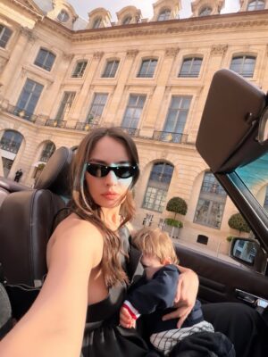 Zeynep Tuğçe Bayat Instagram - Fashion Week but make it mommyyy 👶♥️🧿