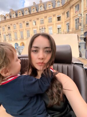 Zeynep Tuğçe Bayat Instagram - Fashion Week but make it mommyyy 👶♥️🧿