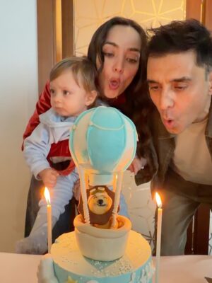 Zeynep Tuğçe Bayat Instagram - 31.01.26 ♥️🧿 365 gündür hayatımızı gittikçe artan bir sevgiyle doldurdun. İyi ki doğdun, iyi ki bizi seçtin 🙂↔️ Bugün bizi yalnız bırakmayan Atlas’ın dostlarına ve
her ayrıntısı düşünülmüş harika organizasyon için @rafflesistanbul a çok teşekkür ederiz 🙏🏻🥳
reklam