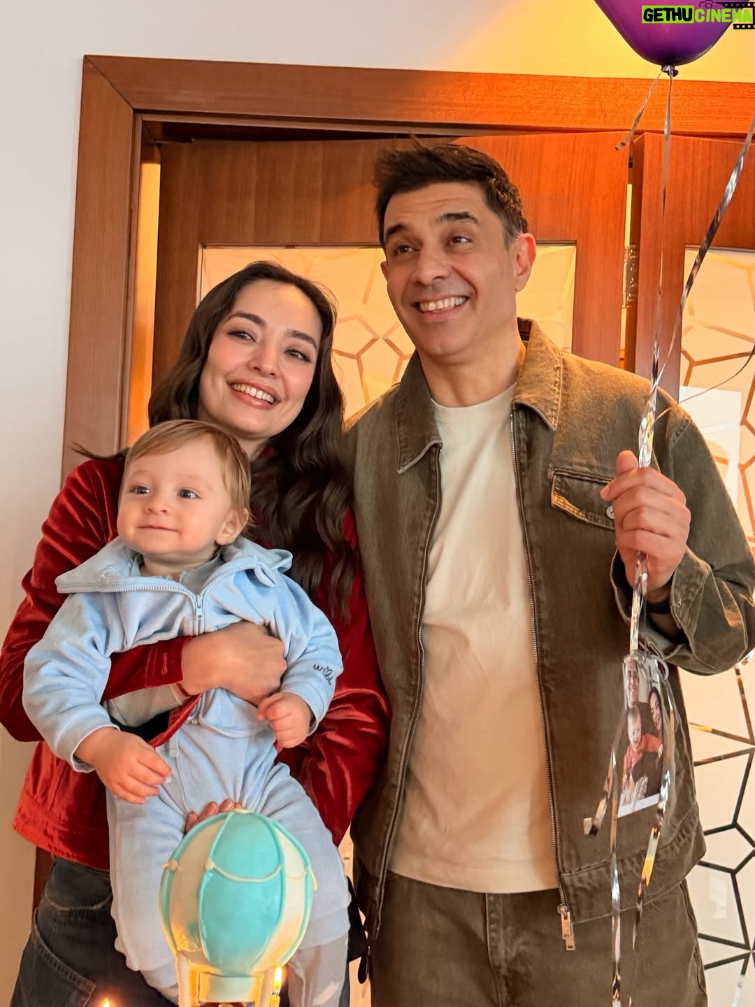 Zeynep Tuğçe Bayat - 32.5K Likes - 31.01.26 ♥️🧿 365 gündür hayatımızı gittikçe artan bir sevgiyle doldurdun. İyi ki doğdun, iyi ki bizi seçtin 🙂‍↔️ Bugün bizi yalnız bırakmayan Atlas’ın dostlarına ve 
her ayrıntısı düşünülmüş harika organizasyon için @rafflesistanbul a çok teşekkür ederiz 🙏🏻🥳
reklam