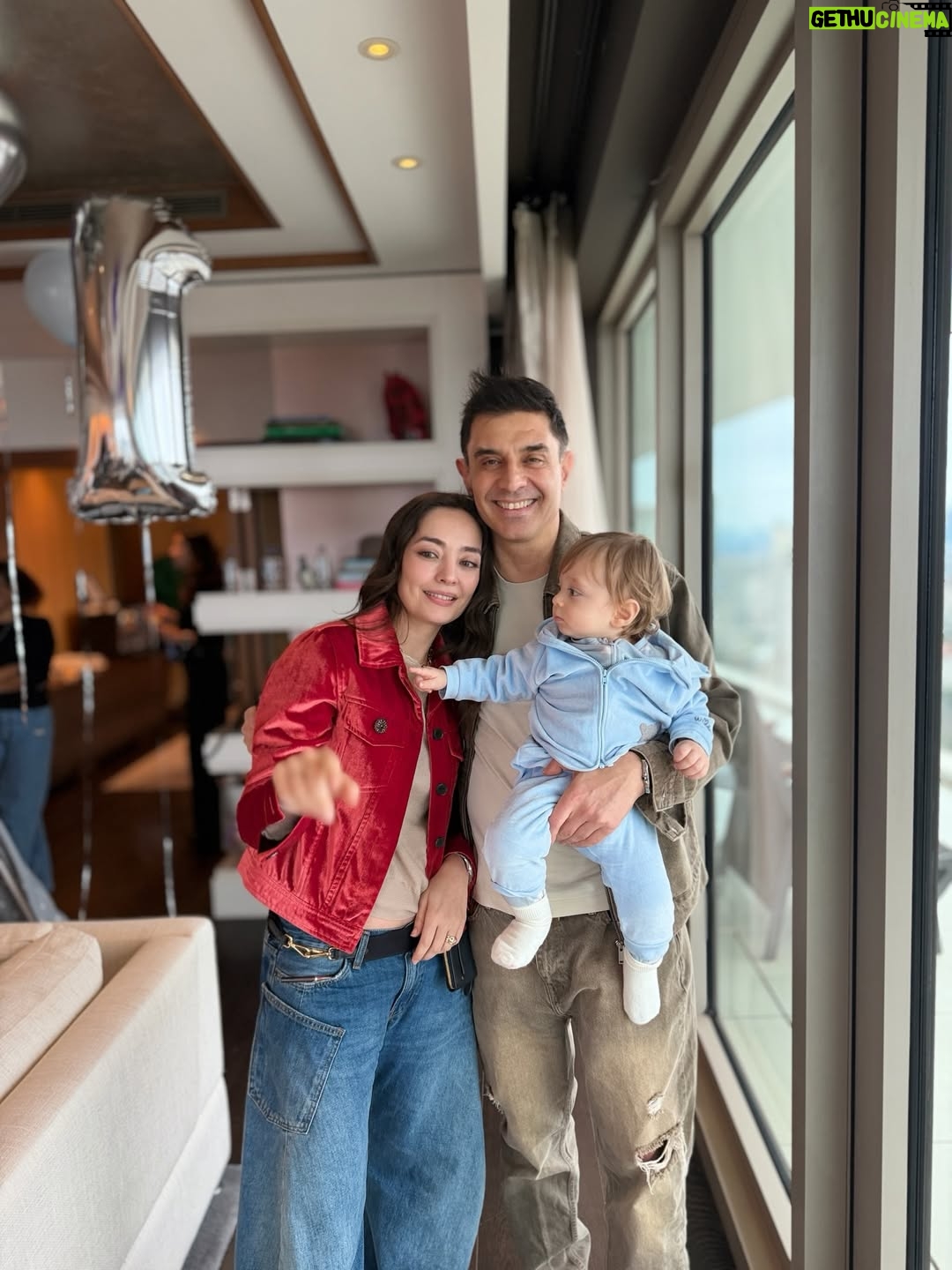 Zeynep Tuğçe Bayat - 32.5K Likes - 31.01.26 ♥️🧿 365 gündür hayatımızı gittikçe artan bir sevgiyle doldurdun. İyi ki doğdun, iyi ki bizi seçtin 🙂‍↔️ Bugün bizi yalnız bırakmayan Atlas’ın dostlarına ve 
her ayrıntısı düşünülmüş harika organizasyon için @rafflesistanbul a çok teşekkür ederiz 🙏🏻🥳
reklam