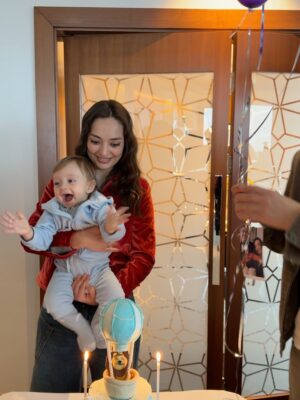 Zeynep Tuğçe Bayat Instagram - 31.01.26 ♥️🧿 365 gündür hayatımızı gittikçe artan bir sevgiyle doldurdun. İyi ki doğdun, iyi ki bizi seçtin 🙂↔️ Bugün bizi yalnız bırakmayan Atlas’ın dostlarına ve
her ayrıntısı düşünülmüş harika organizasyon için @rafflesistanbul a çok teşekkür ederiz 🙏🏻🥳
reklam