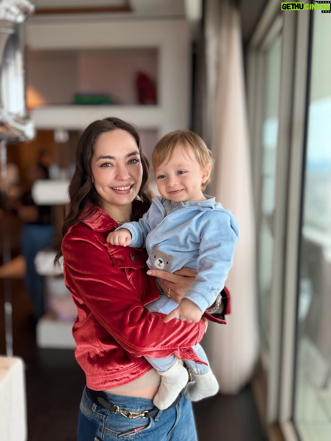 Zeynep Tuğçe Bayat - 32.5K Likes - 31.01.26 ♥️🧿 365 gündür hayatımızı gittikçe artan bir sevgiyle doldurdun. İyi ki doğdun, iyi ki bizi seçtin 🙂‍↔️ Bugün bizi yalnız bırakmayan Atlas’ın dostlarına ve 
her ayrıntısı düşünülmüş harika organizasyon için @rafflesistanbul a çok teşekkür ederiz 🙏🏻🥳
reklam