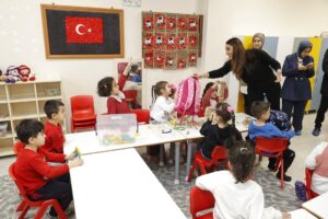 Zuhal Topal Instagram - Bugün kalbimin en hassas yerine dokunan bir gündü…

Çevre, Şehircilik ve İklim Değişikliği Bakanlığı’nın 6 Şubat depremini anma projesi kapsamında Malatya’daydık. Malatya’da bulunduğumuz sırada bir anaokulunda, o kocaman yürekli çocuklarla buluştuk.

Her zaman yanımda olan TV8 ailesinin de destekleriyle getirdiğimiz hediyeleri miniklerimize verirken hem çok duygulandık hem de gülümsemeleriyle mutlu olduk. Bu çocukların gücü, umudu ve hayata tutunuşu hepimize ilham oluyor.

İyi ki varsınız güzel çocuklar…