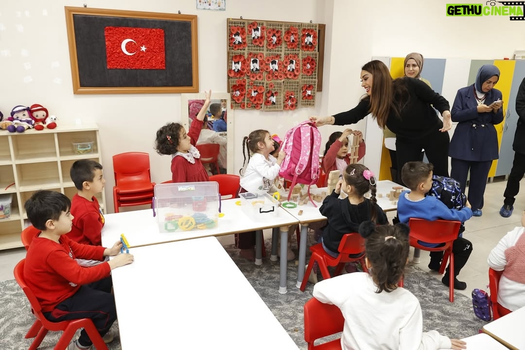 Zuhal Topal - 9.8K Likes - Bugün kalbimin en hassas yerine dokunan bir gündü…

Çevre, Şehircilik ve İklim Değişikliği Bakanlığı’nın 6 Şubat depremini anma projesi kapsamında Malatya’daydık. Malatya’da bulunduğumuz sırada bir anaokulunda, o kocaman yürekli çocuklarla buluştuk.

Her zaman yanımda olan TV8 ailesinin de destekleriyle getirdiğimiz hediyeleri miniklerimize verirken hem çok duygulandık hem de gülümsemeleriyle mutlu olduk. Bu çocukların gücü, umudu ve hayata tutunuşu hepimize ilham oluyor.

İyi ki varsınız güzel çocuklar…
