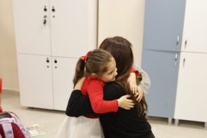 Zuhal Topal Instagram - Bugün kalbimin en hassas yerine dokunan bir gündü…

Çevre, Şehircilik ve İklim Değişikliği Bakanlığı’nın 6 Şubat depremini anma projesi kapsamında Malatya’daydık. Malatya’da bulunduğumuz sırada bir anaokulunda, o kocaman yürekli çocuklarla buluştuk.

Her zaman yanımda olan TV8 ailesinin de destekleriyle getirdiğimiz hediyeleri miniklerimize verirken hem çok duygulandık hem de gülümsemeleriyle mutlu olduk. Bu çocukların gücü, umudu ve hayata tutunuşu hepimize ilham oluyor.

İyi ki varsınız güzel çocuklar…