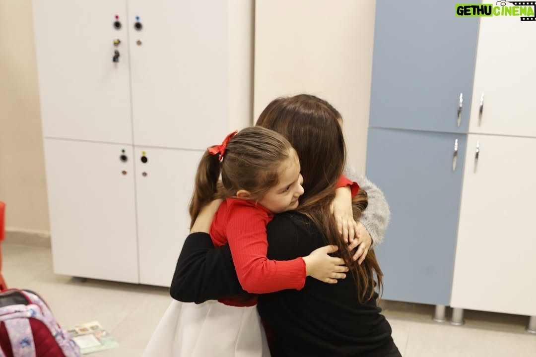 Zuhal Topal - 9.8K Likes - Bugün kalbimin en hassas yerine dokunan bir gündü…

Çevre, Şehircilik ve İklim Değişikliği Bakanlığı’nın 6 Şubat depremini anma projesi kapsamında Malatya’daydık. Malatya’da bulunduğumuz sırada bir anaokulunda, o kocaman yürekli çocuklarla buluştuk.

Her zaman yanımda olan TV8 ailesinin de destekleriyle getirdiğimiz hediyeleri miniklerimize verirken hem çok duygulandık hem de gülümsemeleriyle mutlu olduk. Bu çocukların gücü, umudu ve hayata tutunuşu hepimize ilham oluyor.

İyi ki varsınız güzel çocuklar…