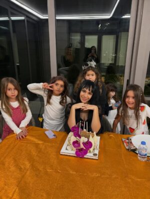 Zuhal Topal Instagram - Bir kızı olmalı insanın! Canıyla canlandığın,varlığıyla anlamlandığın..Bir kızı olmalı insanın.”Dünya bir yana kızım bir yana”diyebildiğin,.demiş Nazım Hikmet!.. Doğduğun gün hayatımın mucizesi, yaşattığın sevgi en büyük aşk hikayesi oldu canım kızım❤️hissettirdiğin her duygu, ogrettigin her şey, ve benim kızım olduğun için teşekkür ederim sana ve şükürler olsun Allah’ıma🙏 ömründe o güzel yüzün ve kalbin gibi Işıl ışıl pırıl pırıl olsun 🧿 Doğum günün kutlu olsun 🎂 seni çok seviyoruz iyi ki doğmuşsun canım kızım 🙏😘❤️