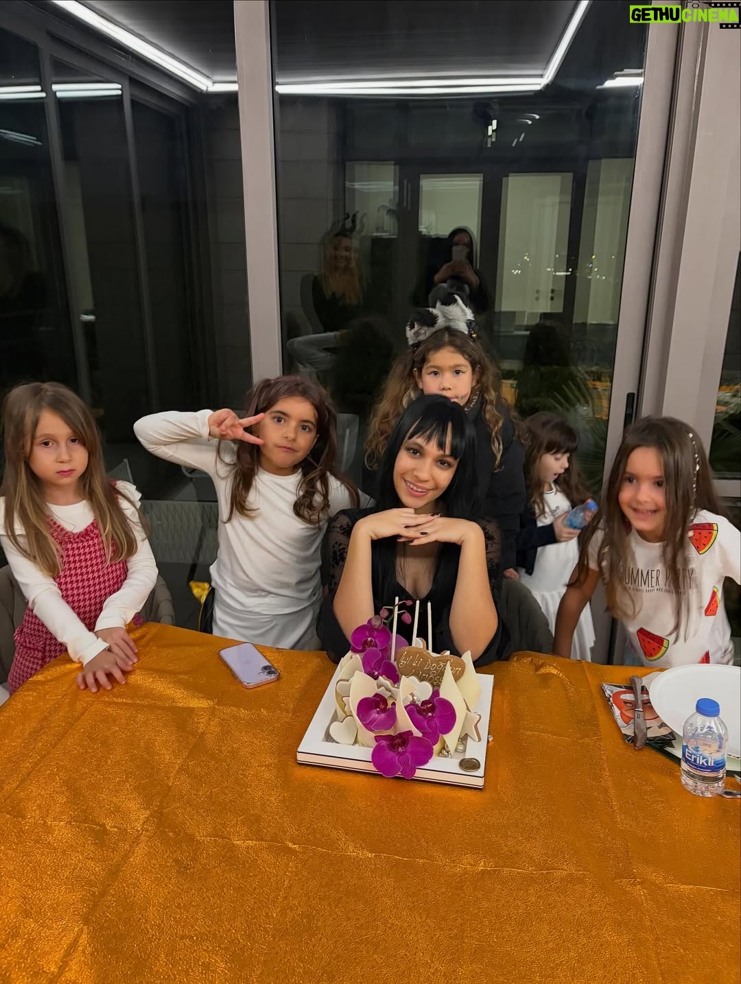 Zuhal Topal - 24.4K Likes - Bir kızı olmalı insanın! Canıyla canlandığın,varlığıyla anlamlandığın..Bir kızı olmalı insanın.”Dünya bir yana kızım bir yana”diyebildiğin,.demiş Nazım Hikmet!.. Doğduğun gün hayatımın mucizesi, yaşattığın sevgi en büyük aşk hikayesi oldu canım kızım❤️hissettirdiğin her duygu, ogrettigin her şey, ve benim kızım olduğun için teşekkür ederim sana ve şükürler olsun Allah’ıma🙏 ömründe o güzel yüzün ve kalbin gibi Işıl ışıl pırıl pırıl olsun 🧿 Doğum günün kutlu olsun 🎂 seni çok seviyoruz iyi ki doğmuşsun canım kızım 🙏😘❤️