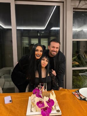 Zuhal Topal Instagram - Bir kızı olmalı insanın! Canıyla canlandığın,varlığıyla anlamlandığın..Bir kızı olmalı insanın.”Dünya bir yana kızım bir yana”diyebildiğin,.demiş Nazım Hikmet!.. Doğduğun gün hayatımın mucizesi, yaşattığın sevgi en büyük aşk hikayesi oldu canım kızım❤️hissettirdiğin her duygu, ogrettigin her şey, ve benim kızım olduğun için teşekkür ederim sana ve şükürler olsun Allah’ıma🙏 ömründe o güzel yüzün ve kalbin gibi Işıl ışıl pırıl pırıl olsun 🧿 Doğum günün kutlu olsun 🎂 seni çok seviyoruz iyi ki doğmuşsun canım kızım 🙏😘❤️