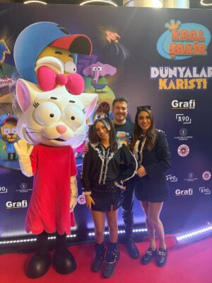 Zuhal Topal Instagram - Bir kızı olmalı insanın! Canıyla canlandığın,varlığıyla anlamlandığın..Bir kızı olmalı insanın.”Dünya bir yana kızım bir yana”diyebildiğin,.demiş Nazım Hikmet!.. Doğduğun gün hayatımın mucizesi, yaşattığın sevgi en büyük aşk hikayesi oldu canım kızım❤️hissettirdiğin her duygu, ogrettigin her şey, ve benim kızım olduğun için teşekkür ederim sana ve şükürler olsun Allah’ıma🙏 ömründe o güzel yüzün ve kalbin gibi Işıl ışıl pırıl pırıl olsun 🧿 Doğum günün kutlu olsun 🎂 seni çok seviyoruz iyi ki doğmuşsun canım kızım 🙏😘❤️