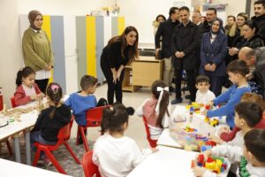 Zuhal Topal Instagram - Bugün kalbimin en hassas yerine dokunan bir gündü…

Çevre, Şehircilik ve İklim Değişikliği Bakanlığı’nın 6 Şubat depremini anma projesi kapsamında Malatya’daydık. Malatya’da bulunduğumuz sırada bir anaokulunda, o kocaman yürekli çocuklarla buluştuk.

Her zaman yanımda olan TV8 ailesinin de destekleriyle getirdiğimiz hediyeleri miniklerimize verirken hem çok duygulandık hem de gülümsemeleriyle mutlu olduk. Bu çocukların gücü, umudu ve hayata tutunuşu hepimize ilham oluyor.

İyi ki varsınız güzel çocuklar…