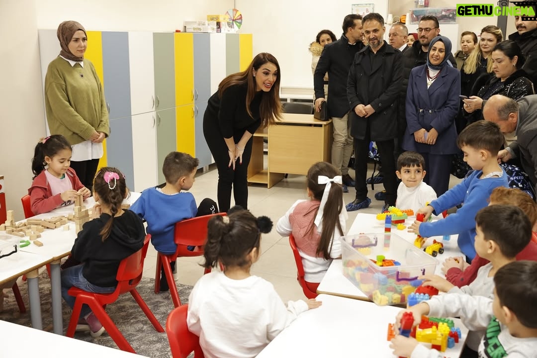 Zuhal Topal - 9.8K Likes - Bugün kalbimin en hassas yerine dokunan bir gündü…

Çevre, Şehircilik ve İklim Değişikliği Bakanlığı’nın 6 Şubat depremini anma projesi kapsamında Malatya’daydık. Malatya’da bulunduğumuz sırada bir anaokulunda, o kocaman yürekli çocuklarla buluştuk.

Her zaman yanımda olan TV8 ailesinin de destekleriyle getirdiğimiz hediyeleri miniklerimize verirken hem çok duygulandık hem de gülümsemeleriyle mutlu olduk. Bu çocukların gücü, umudu ve hayata tutunuşu hepimize ilham oluyor.

İyi ki varsınız güzel çocuklar…