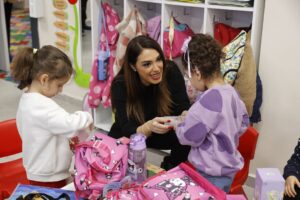 Zuhal Topal Instagram - Bugün kalbimin en hassas yerine dokunan bir gündü…

Çevre, Şehircilik ve İklim Değişikliği Bakanlığı’nın 6 Şubat depremini anma projesi kapsamında Malatya’daydık. Malatya’da bulunduğumuz sırada bir anaokulunda, o kocaman yürekli çocuklarla buluştuk.

Her zaman yanımda olan TV8 ailesinin de destekleriyle getirdiğimiz hediyeleri miniklerimize verirken hem çok duygulandık hem de gülümsemeleriyle mutlu olduk. Bu çocukların gücü, umudu ve hayata tutunuşu hepimize ilham oluyor.

İyi ki varsınız güzel çocuklar…
