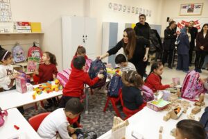 Zuhal Topal Instagram - Bugün kalbimin en hassas yerine dokunan bir gündü…

Çevre, Şehircilik ve İklim Değişikliği Bakanlığı’nın 6 Şubat depremini anma projesi kapsamında Malatya’daydık. Malatya’da bulunduğumuz sırada bir anaokulunda, o kocaman yürekli çocuklarla buluştuk.

Her zaman yanımda olan TV8 ailesinin de destekleriyle getirdiğimiz hediyeleri miniklerimize verirken hem çok duygulandık hem de gülümsemeleriyle mutlu olduk. Bu çocukların gücü, umudu ve hayata tutunuşu hepimize ilham oluyor.

İyi ki varsınız güzel çocuklar…