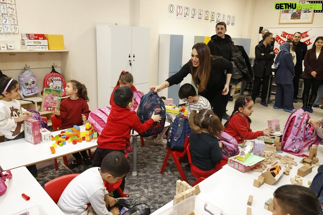 Zuhal Topal - 9.8K Likes - Bugün kalbimin en hassas yerine dokunan bir gündü…

Çevre, Şehircilik ve İklim Değişikliği Bakanlığı’nın 6 Şubat depremini anma projesi kapsamında Malatya’daydık. Malatya’da bulunduğumuz sırada bir anaokulunda, o kocaman yürekli çocuklarla buluştuk.

Her zaman yanımda olan TV8 ailesinin de destekleriyle getirdiğimiz hediyeleri miniklerimize verirken hem çok duygulandık hem de gülümsemeleriyle mutlu olduk. Bu çocukların gücü, umudu ve hayata tutunuşu hepimize ilham oluyor.

İyi ki varsınız güzel çocuklar…
