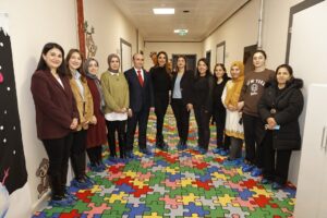 Zuhal Topal Instagram - Bugün kalbimin en hassas yerine dokunan bir gündü…

Çevre, Şehircilik ve İklim Değişikliği Bakanlığı’nın 6 Şubat depremini anma projesi kapsamında Malatya’daydık. Malatya’da bulunduğumuz sırada bir anaokulunda, o kocaman yürekli çocuklarla buluştuk.

Her zaman yanımda olan TV8 ailesinin de destekleriyle getirdiğimiz hediyeleri miniklerimize verirken hem çok duygulandık hem de gülümsemeleriyle mutlu olduk. Bu çocukların gücü, umudu ve hayata tutunuşu hepimize ilham oluyor.

İyi ki varsınız güzel çocuklar…