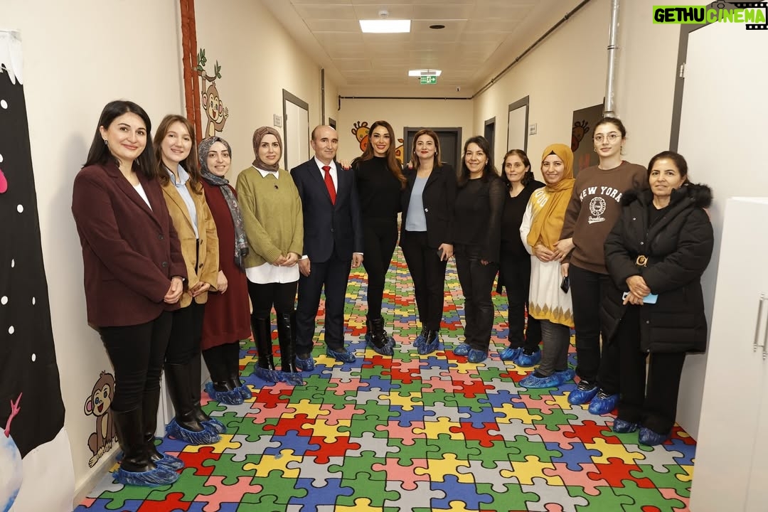 Zuhal Topal - 9.8K Likes - Bugün kalbimin en hassas yerine dokunan bir gündü…

Çevre, Şehircilik ve İklim Değişikliği Bakanlığı’nın 6 Şubat depremini anma projesi kapsamında Malatya’daydık. Malatya’da bulunduğumuz sırada bir anaokulunda, o kocaman yürekli çocuklarla buluştuk.

Her zaman yanımda olan TV8 ailesinin de destekleriyle getirdiğimiz hediyeleri miniklerimize verirken hem çok duygulandık hem de gülümsemeleriyle mutlu olduk. Bu çocukların gücü, umudu ve hayata tutunuşu hepimize ilham oluyor.

İyi ki varsınız güzel çocuklar…