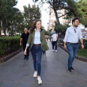 İclal Aydın Instagram - Çok üzgünüm.
1988 doğumlu gencecik bir kadın. 
Kısacık ömründe yaşadıkları, gördükleri yetti belki kalbine. 
Ona atılan büyük, çirkin iftirayı hastanedeki ilk kemoterapisinde öğrendiğini ve ilk açıklamasındaki o dimdik duruşunu unutmasın hiç kimse. 

“Bana, aileme, bir bebek bekleyen kardeşime yapılan bu haksızlığı hiç unutmayacağım” demişti. Unutulmasın. 

“Ne acıdır ki biz kadınlar bu toplumda sadece fiziki şiddet, taciz ve cinayetle karşı karşıya kalmıyoruz; böylesi vicdansız erkek egemen siyasi hesaplaşmalarla da hedef alınıyoruz.
Bu kirli ve hastalıklı zihniyet yenilmeye mahkumdur.”

Böyle demişti. Unutulmasın. 
İlahi adalet var, unutulmasın. 
Gülşah başkan gibi güzel insanlar unutulmasın. 
Manisa başın sağ olsun. 
Gelecek güzel günlere inanan insanlar başımız sağ olsun. 

#gülşahdurbay