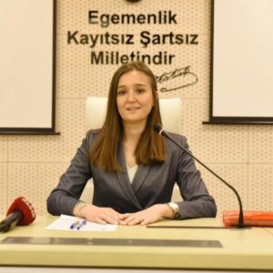 İclal Aydın Instagram - Çok üzgünüm.
1988 doğumlu gencecik bir kadın. 
Kısacık ömründe yaşadıkları, gördükleri yetti belki kalbine. 
Ona atılan büyük, çirkin iftirayı hastanedeki ilk kemoterapisinde öğrendiğini ve ilk açıklamasındaki o dimdik duruşunu unutmasın hiç kimse. 

“Bana, aileme, bir bebek bekleyen kardeşime yapılan bu haksızlığı hiç unutmayacağım” demişti. Unutulmasın. 

“Ne acıdır ki biz kadınlar bu toplumda sadece fiziki şiddet, taciz ve cinayetle karşı karşıya kalmıyoruz; böylesi vicdansız erkek egemen siyasi hesaplaşmalarla da hedef alınıyoruz.
Bu kirli ve hastalıklı zihniyet yenilmeye mahkumdur.”

Böyle demişti. Unutulmasın. 
İlahi adalet var, unutulmasın. 
Gülşah başkan gibi güzel insanlar unutulmasın. 
Manisa başın sağ olsun. 
Gelecek güzel günlere inanan insanlar başımız sağ olsun. 

#gülşahdurbay