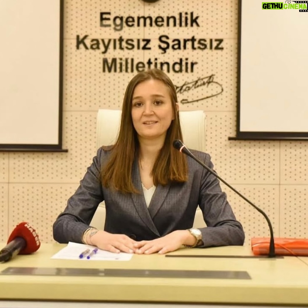 İclal Aydın - 82.4K Likes - Çok üzgünüm.
1988 doğumlu gencecik bir kadın. 
Kısacık ömründe yaşadıkları, gördükleri yetti belki kalbine. 
Ona atılan büyük, çirkin iftirayı hastanedeki ilk kemoterapisinde öğrendiğini ve ilk açıklamasındaki o dimdik duruşunu unutmasın hiç kimse. 

“Bana, aileme, bir bebek bekleyen kardeşime yapılan bu haksızlığı hiç unutmayacağım” demişti. Unutulmasın. 

“Ne acıdır ki biz kadınlar bu toplumda sadece fiziki şiddet, taciz ve cinayetle karşı karşıya kalmıyoruz; böylesi vicdansız erkek egemen siyasi hesaplaşmalarla da hedef alınıyoruz.
Bu kirli ve hastalıklı zihniyet yenilmeye mahkumdur.”

Böyle demişti. Unutulmasın. 
İlahi adalet var, unutulmasın. 
Gülşah başkan gibi güzel insanlar unutulmasın. 
Manisa başın sağ olsun. 
Gelecek güzel günlere inanan insanlar başımız sağ olsun. 

#gülşahdurbay