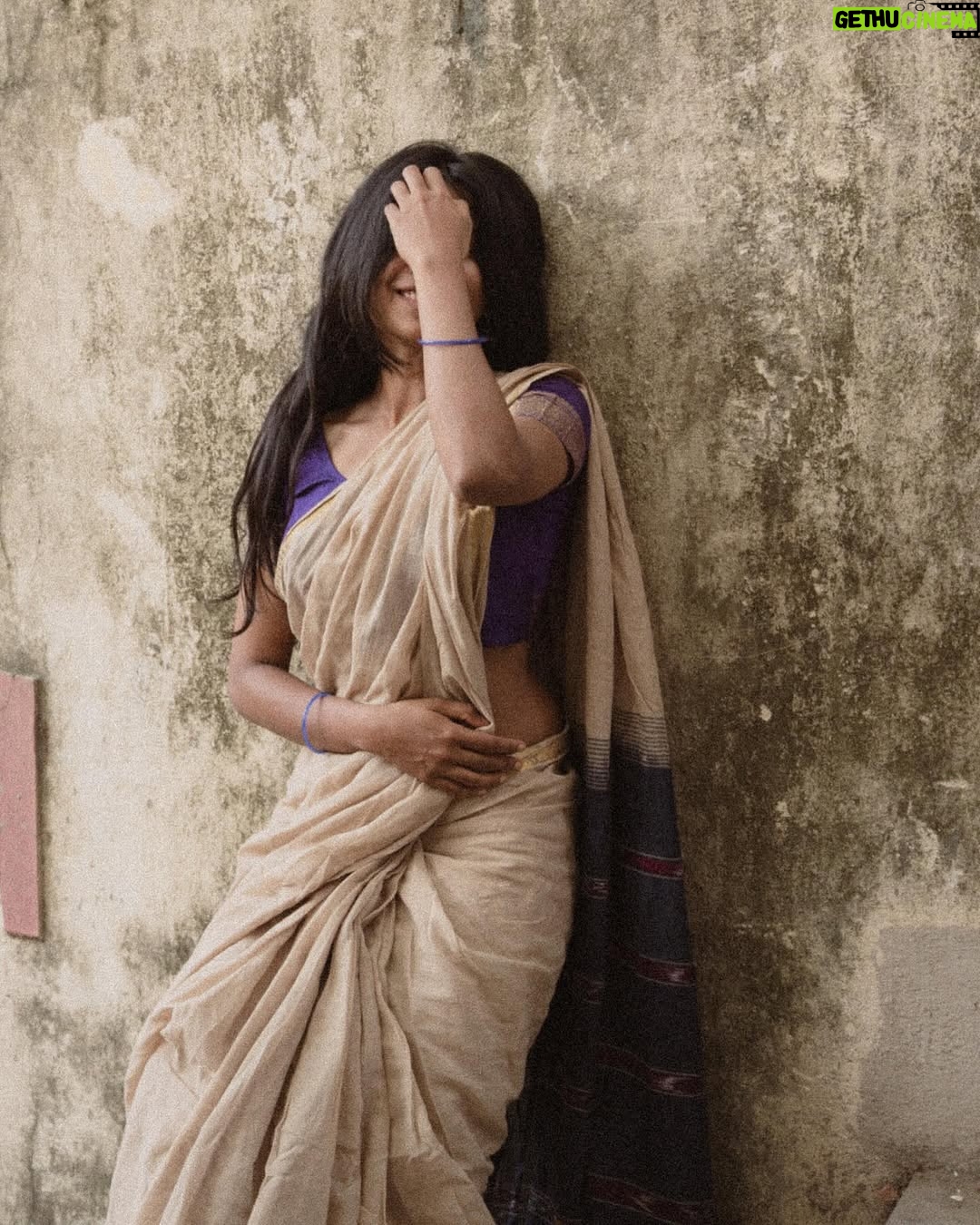 deedoll - 9.4K Likes - This is how I show up in HIS Dreams!🍂

Frames by @vannanilavan_photographer ✨

#deedoll #dee #photo #saree #vannam #frames #love #art #magical