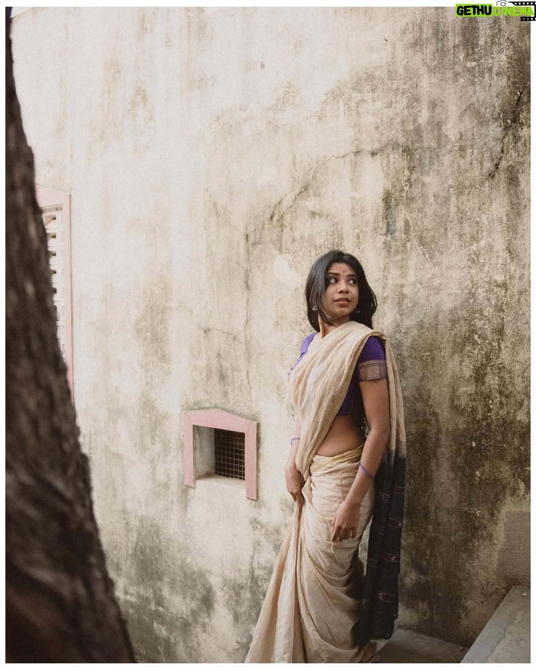 deedoll - 9.4K Likes - This is how I show up in HIS Dreams!🍂

Frames by @vannanilavan_photographer ✨

#deedoll #dee #photo #saree #vannam #frames #love #art #magical