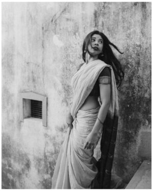 deedoll Instagram - This is how I show up in HIS Dreams!🍂

Frames by @vannanilavan_photographer ✨

#deedoll #dee #photo #saree #vannam #frames #love #art #magical