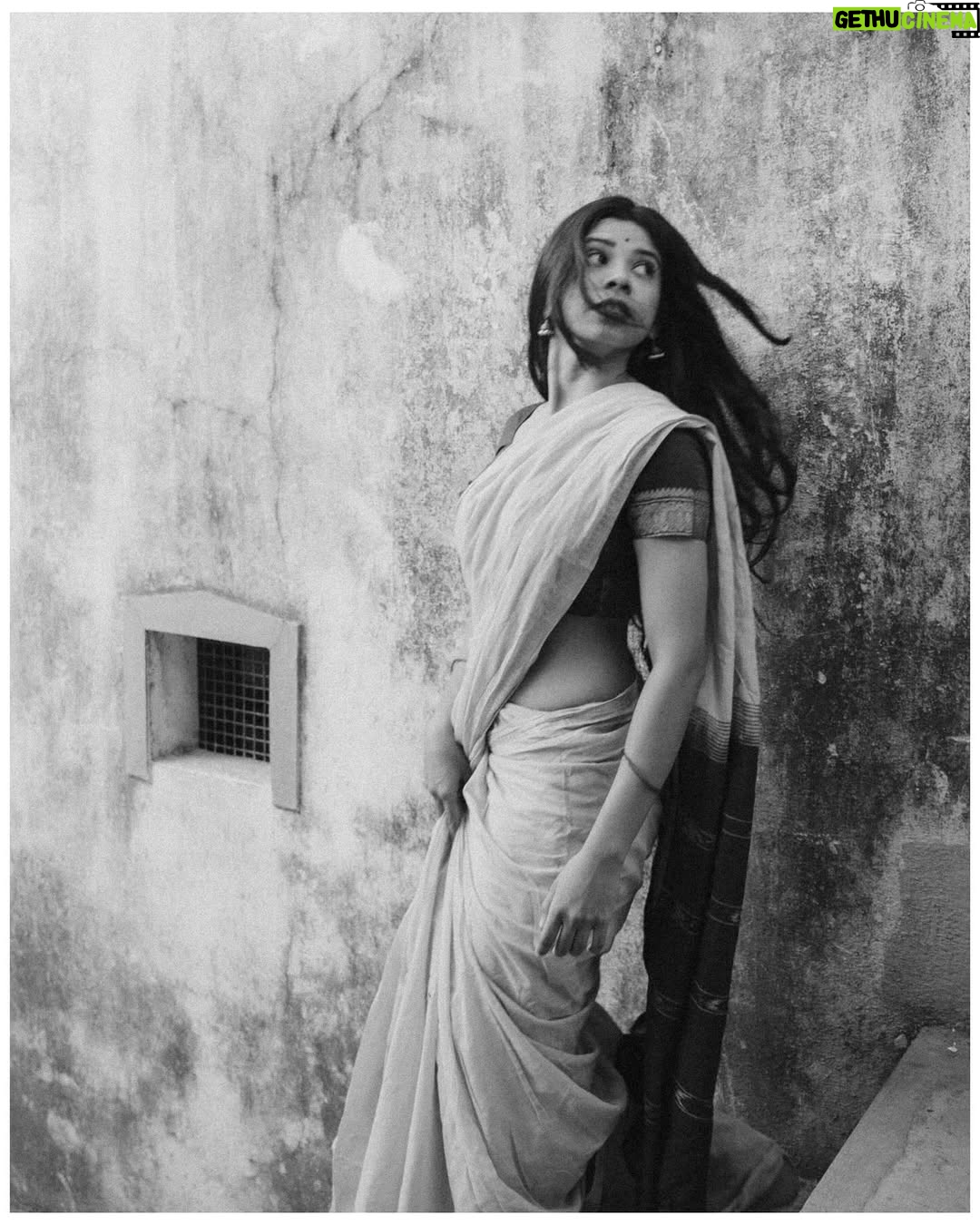 deedoll - 9.4K Likes - This is how I show up in HIS Dreams!🍂

Frames by @vannanilavan_photographer ✨

#deedoll #dee #photo #saree #vannam #frames #love #art #magical