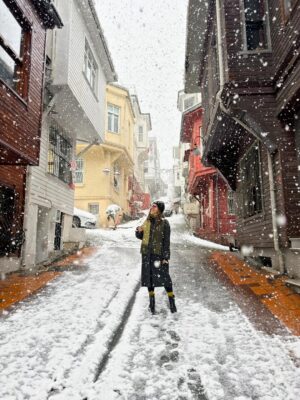 Şebnem Bozoklu Instagram - Merhaba 2026 nın ilk günü ⛄️❄️🫶 Uzun zamandır atkıyı bereyi kapıp sokağa fırlatacak kar yağışı görmemiştik 🙏🏻🤍