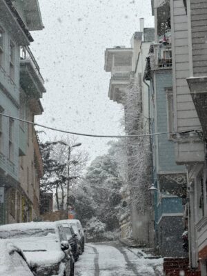Şebnem Bozoklu Instagram - Merhaba 2026 nın ilk günü ⛄️❄️🫶 Uzun zamandır atkıyı bereyi kapıp sokağa fırlatacak kar yağışı görmemiştik 🙏🏻🤍