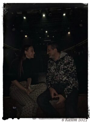 Şeyma Korkmaz Instagram - Seninle gurur duyuyorum sevgilim.
Enerjin, performansın, gücün ve o sahnedeki karakterin içime aktı.
Yer yer dokundu, acıttı…
Yer yer güldürdü, kahkaha attırdı…
Ve sonunda burnumun direği sızladı.
Sen hep ol.
Sen hep en sevdiğin şeyi yapmaya devam et.
Seni seviyorum. 🎭🩶
#küçükbirişiçinyaşlıbirpalyaçoaranıyor #istanbuldevlettiyatroları
