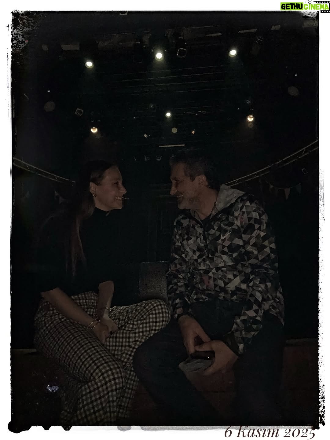 Şeyma Korkmaz - 1.2K Likes - Seninle gurur duyuyorum sevgilim.
Enerjin, performansın, gücün ve o sahnedeki karakterin içime aktı.
Yer yer dokundu, acıttı…
Yer yer güldürdü, kahkaha attırdı…
Ve sonunda burnumun direği sızladı.
Sen hep ol.
Sen hep en sevdiğin şeyi yapmaya devam et.
Seni seviyorum. 🎭🩶
#küçükbirişiçinyaşlıbirpalyaçoaranıyor #istanbuldevlettiyatroları