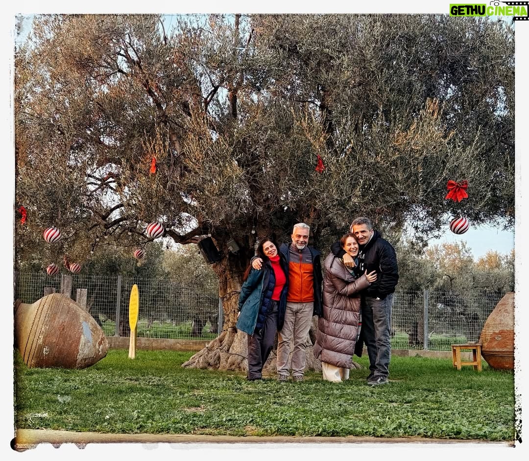 Şeyma Korkmaz - 2.2K Likes - Hayat bazı anları yanyana yazıyor, ne güzel de oluyor. Yanımızda en güzel eşlikçilerimiz (@cuneytmete & @turangunay006 ) fonda dostluk ve bolca şükür…
İyi ki varsın, iyi ki biz, iyi ki bu anılar @defnuska