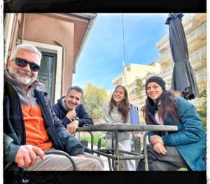 Şeyma Korkmaz Instagram - Hayat bazı anları yanyana yazıyor, ne güzel de oluyor. Yanımızda en güzel eşlikçilerimiz (@cuneytmete & @turangunay006 ) fonda dostluk ve bolca şükür…
İyi ki varsın, iyi ki biz, iyi ki bu anılar @defnuska