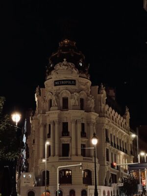 İlay Erkök Instagram - La vida es arte, y el arte es vida.❣️

I came to Madrid for a business meeting, and as always, staying with @bluegroundhomes makes me so happy. Being so close to the city center while still feeling completely at home is truly the best feeling. And the fact that it’s dog-friendly makes it incredibly comfortable for pet owners like me. 🐾

Life in Madrid is always about art, passion, and happiness. ❤️

Ps: This post is full of spontaneity. ✨