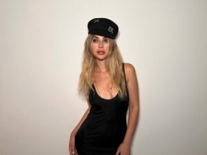 İlay Erkök Instagram - • Noir •
Styled by @giseleirl 🤎