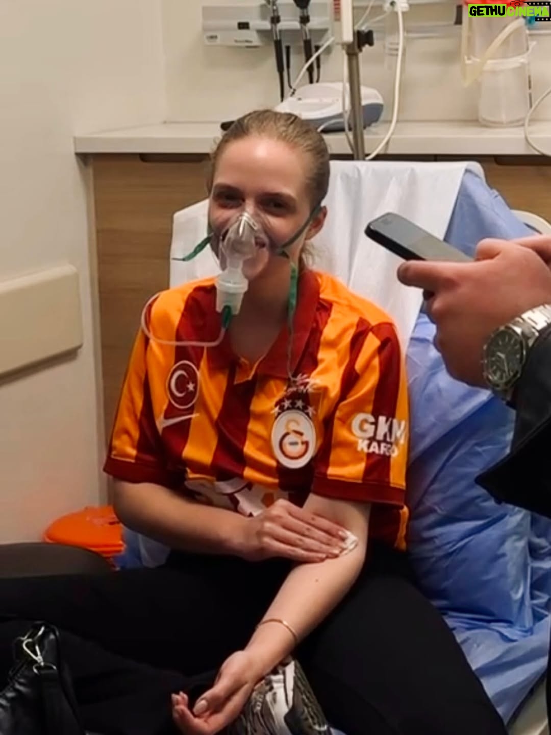 İpek Filiz Yazıcı - 115.1K Likes - Öğrettikleriyle beni oldukça güçlendiren bir yılı geride bırakıyorum.
Yeni yolculuklara hazırım sevgili 2026 
Yine çok büyüdüm, çok gördüm, çok gezdim, çok öğrendim bir o kadar da çok düştüm, çok ağladım ama kalkmayı bildim. 
Hayallerim var. 
İyi insanlar biriktirdim, her biri yanımda. 

İyi ve kötü her şey için teşekkürler hayatıma 💙