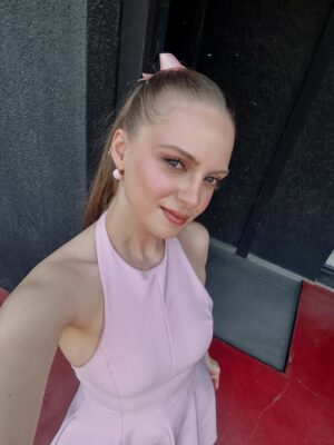 İpek Filiz Yazıcı Instagram - Öğrettikleriyle beni oldukça güçlendiren bir yılı geride bırakıyorum.
Yeni yolculuklara hazırım sevgili 2026 
Yine çok büyüdüm, çok gördüm, çok gezdim, çok öğrendim bir o kadar da çok düştüm, çok ağladım ama kalkmayı bildim. 
Hayallerim var. 
İyi insanlar biriktirdim, her biri yanımda. 

İyi ve kötü her şey için teşekkürler hayatıma 💙