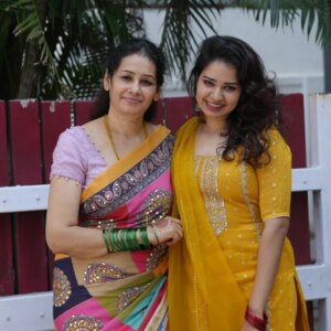 srimathi chimu Instagram - Do I look like my mom?😋❤️✨️

Clicked by @sugumar_ikk 🫶