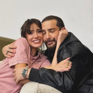 Şükran Ovalı Instagram - Böyle bir gün💗🌸 nasıl desem ..jelibon gibi:) lunupark gibi.. pamuk şeker gibi.. kokulu silgiler gibi @enisarikan çok seviyorum 💞 veee liliibet 🫠
