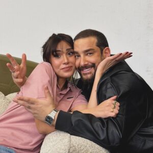 Şükran Ovalı Instagram - Böyle bir gün💗🌸 nasıl desem ..jelibon gibi:) lunupark gibi.. pamuk şeker gibi.. kokulu silgiler gibi @enisarikan çok seviyorum 💞 veee liliibet 🫠